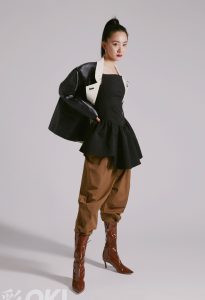 “坏女孩”朱颜曼滋拍时尚写真美腿纤细
