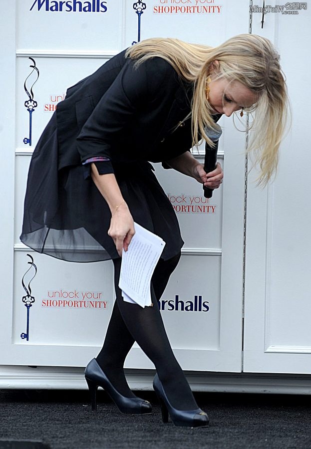 金发女星克里斯汀·贝尔腿上裹了黑色丝袜（第13张/共28张）