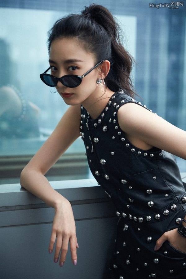 朱颜曼滋穿马丁靴大秀纤细笔直的美腿(7/10)