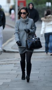时髦的英国大姐姐Pippa Middleton冬天穿厚丝袜靴子外出