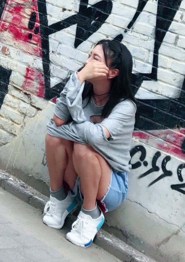 包文婧穿牛仔热裤露大白腿蹲在墙角(3/4)