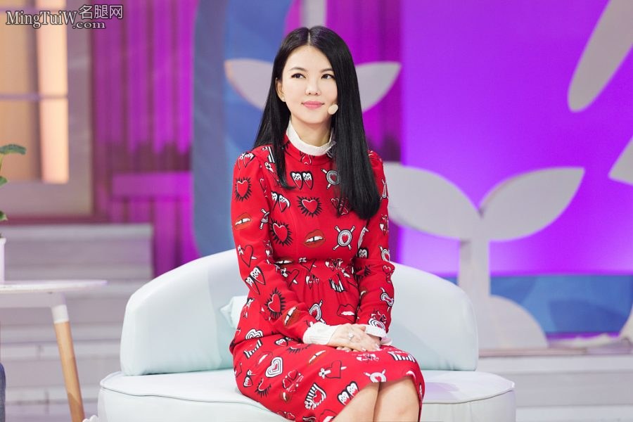 成熟的李湘坐姿优雅露出两条白粗腿(3/4)