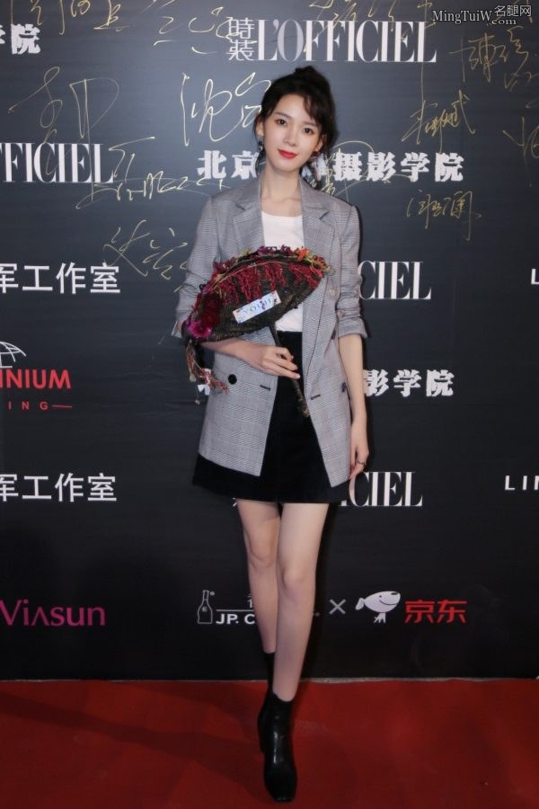 美女陈瑶玉腿白皙手指纤细(1/6)