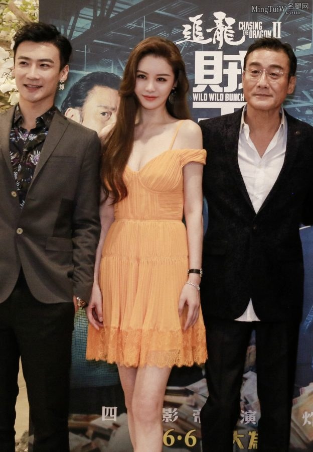 天生的超级美女邱意浓玉腿美足(2/9)