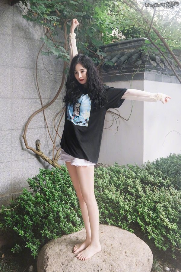 女星杨幂可爱生活照小白脚丫子太美(1/5)