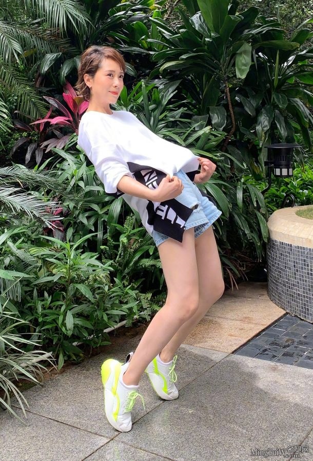 魅力短发大姐姐海清花园里秀白腿(1/7)