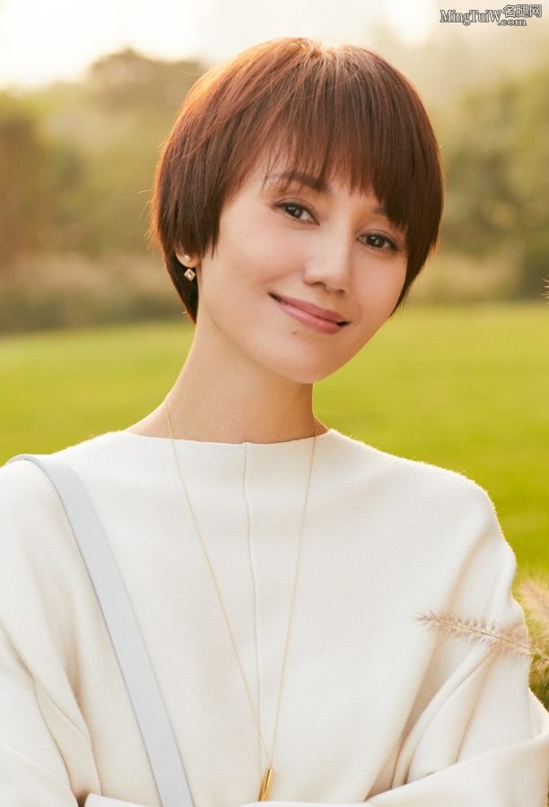 温柔有魅力的女星袁泉玉足踩细高跟鞋(2/4)