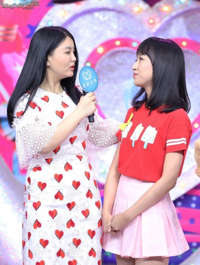 丰满的女主播李湘踩银色尖细高跟录制《爱in思谈》(3/11)