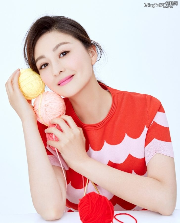 美女御姐戴娇倩写真秀足气质温婉(4/6)