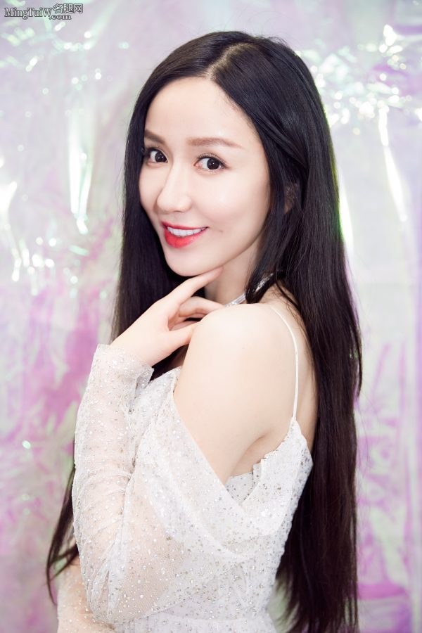 仙女下凡娄艺潇大秀精品洁白的玉腿(10/15)