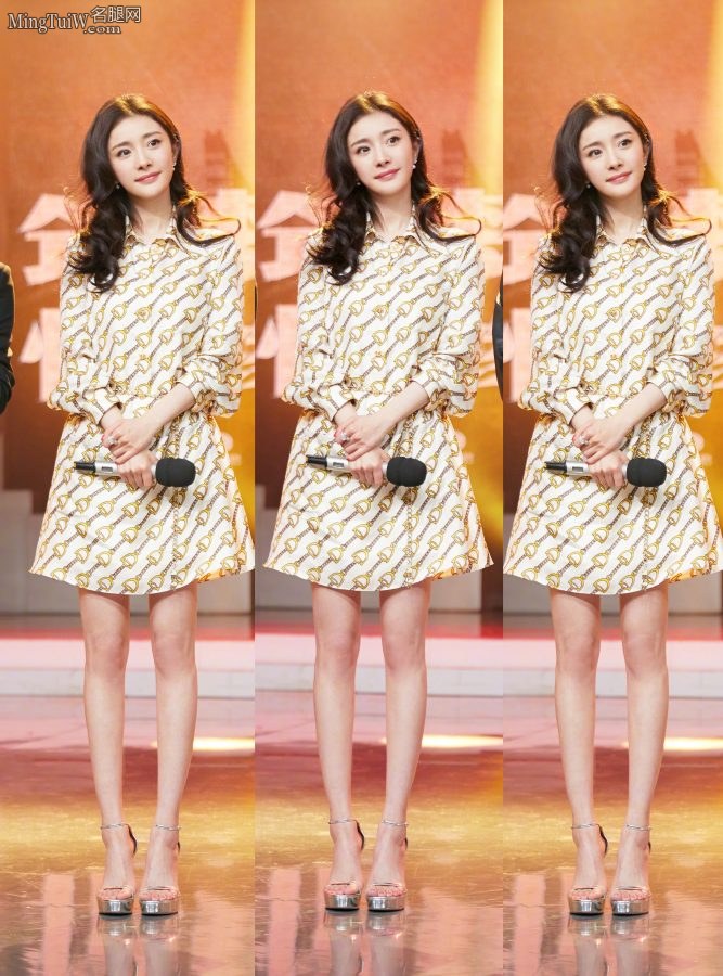 杨幂波浪长发美腿玉足真香(1/3)