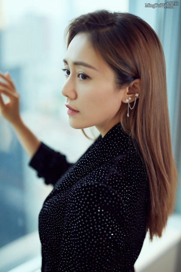 魅丽时尚的女星刘芸美腿半遮半露(3/4)