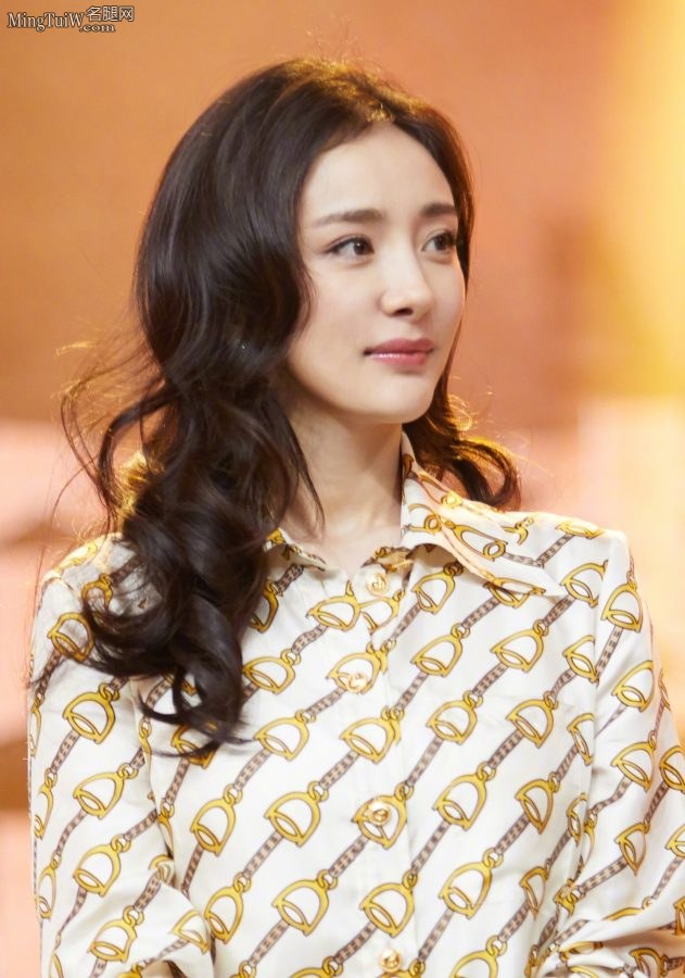 杨幂波浪长发美腿玉足真香(2/3)