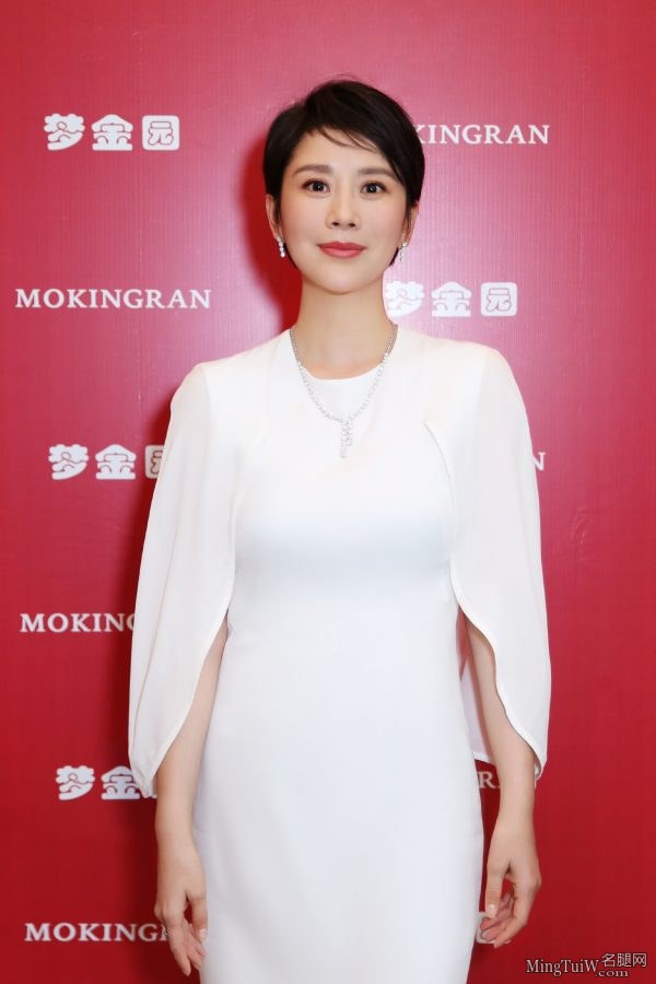 Quiet and elegant actress Hai Qing wears strappy high heels(7/7)