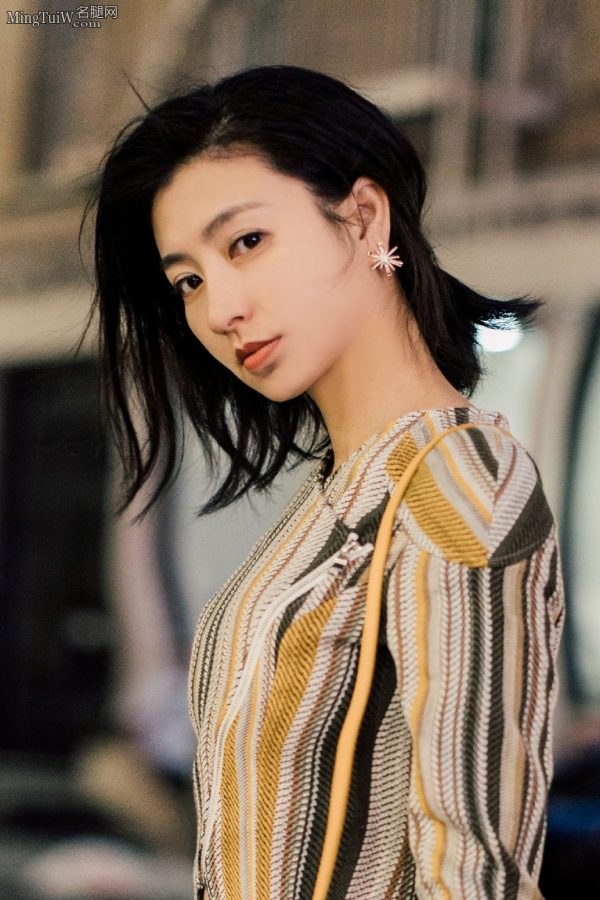 气质出众的女演员斓曦街头踩尖头高跟鞋拍写真(3/4)