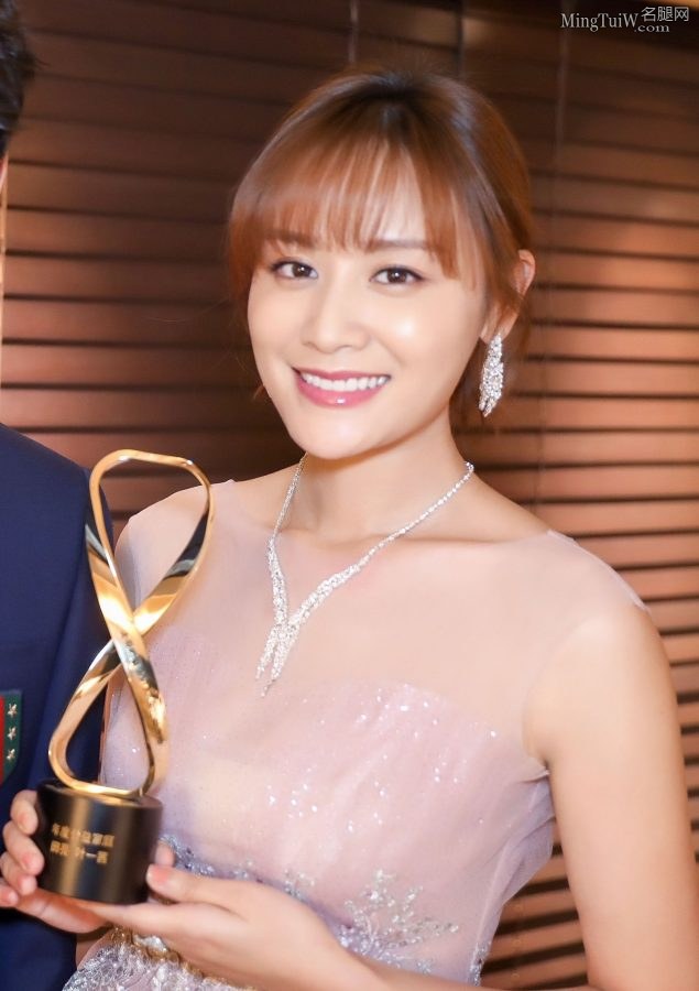 田亮老婆叶一茜身穿粉裙亮相满满少女感(3/6)