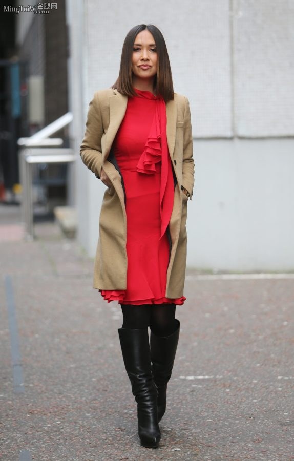 Myleene Klass穿高跟皮靴做客访谈节目(4/5)