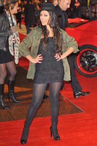 澳大利亚歌手嘉贝拉·希米丰满黑丝袜大腿