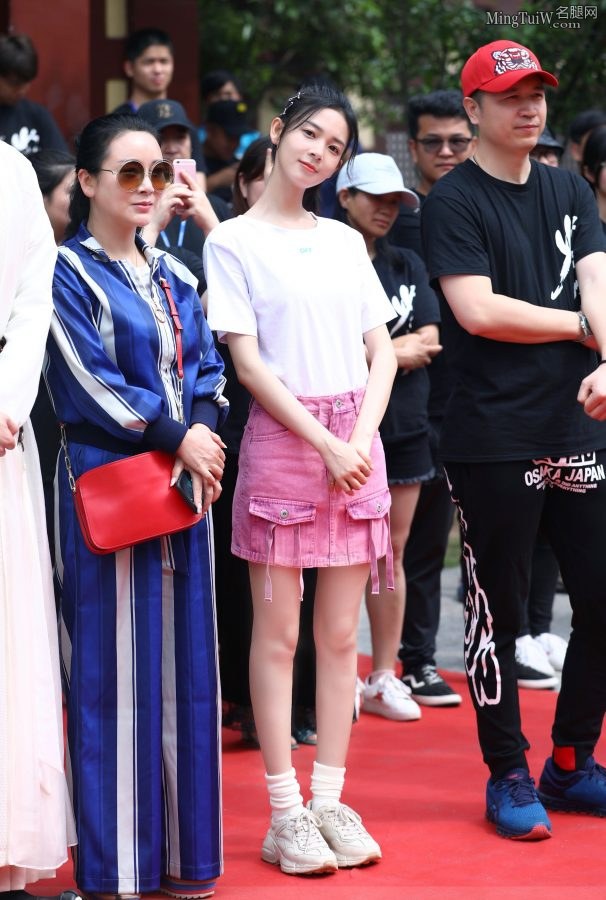 小姐姐陈瑶是漂亮的粉色系小妞(1/9)