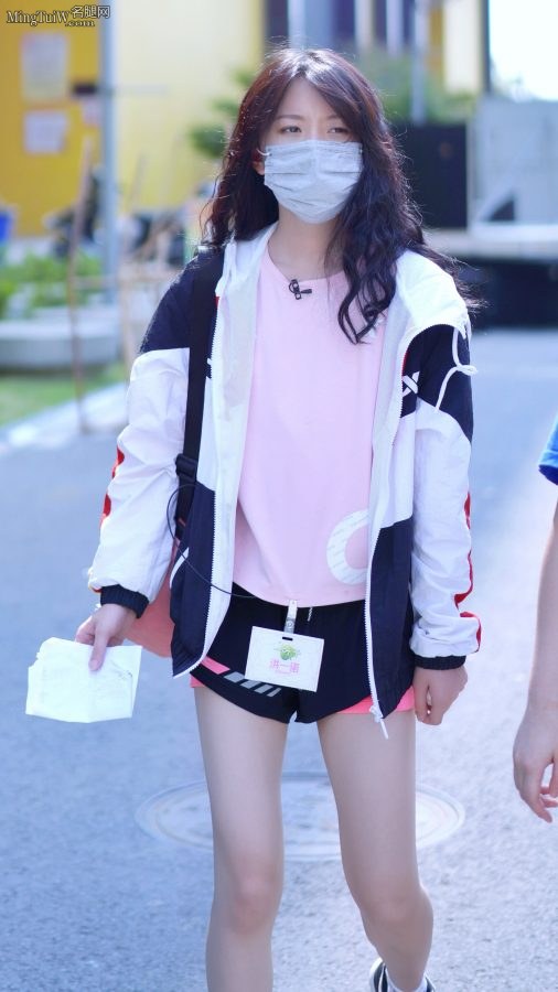 小姐姐洪一诺戴口罩外出被拍美腿(5/8)
