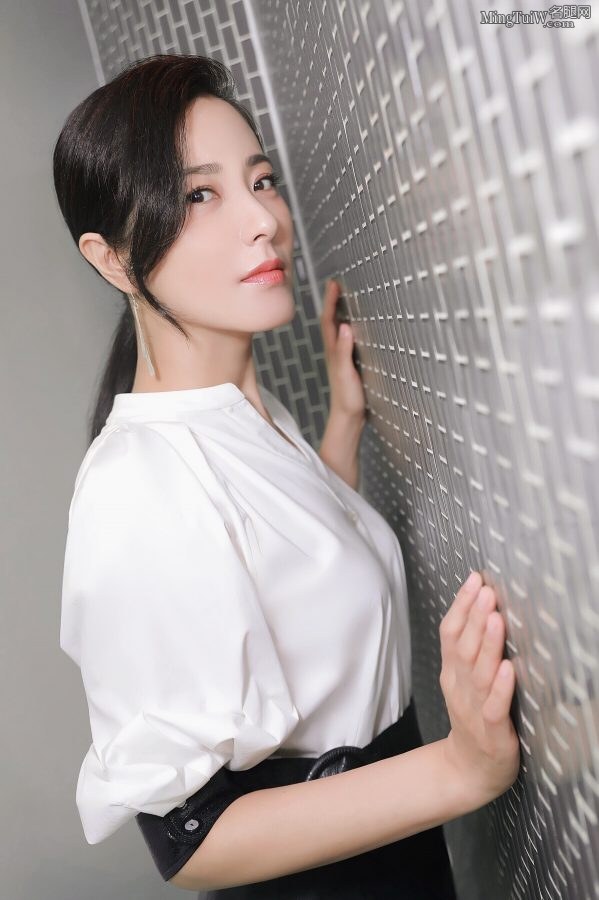 气质御姐曾黎黑色皮裙露白皙美腿(6/6)
