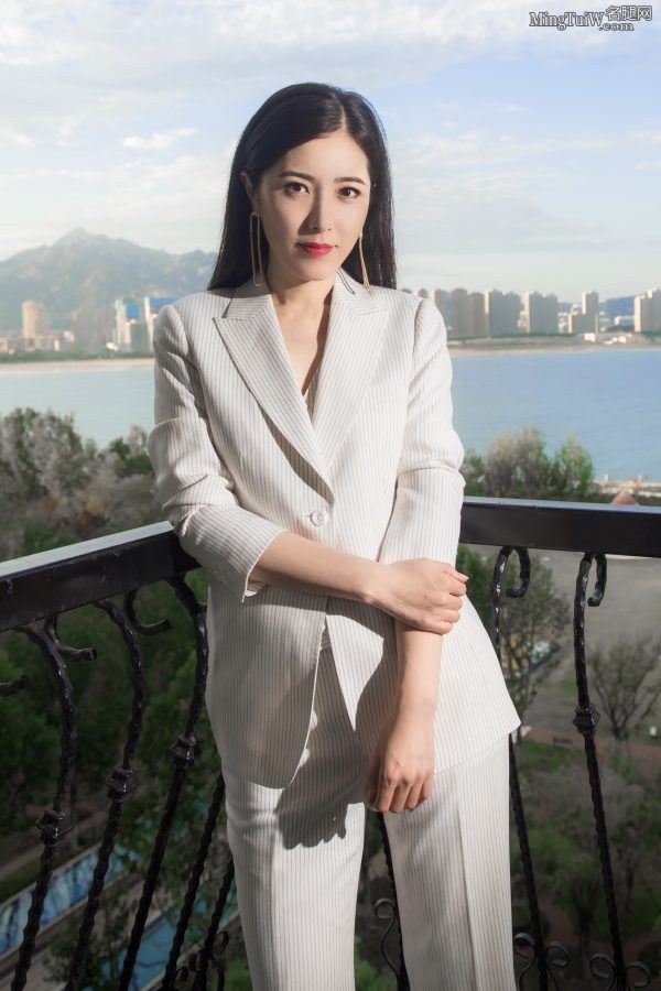曾黎身穿白西装尖头高跟显得英姿飒爽(5/8)