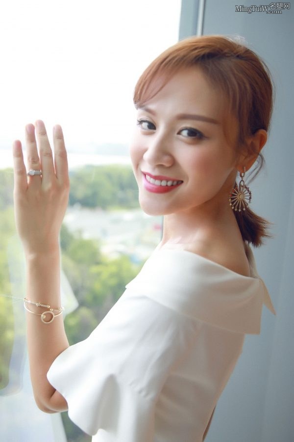 拥有一双修长美腿的叶一茜穿白裙亮相(4/6)