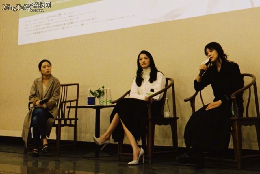 姚晨接受访问时展示又长又白的美腿(6/6)