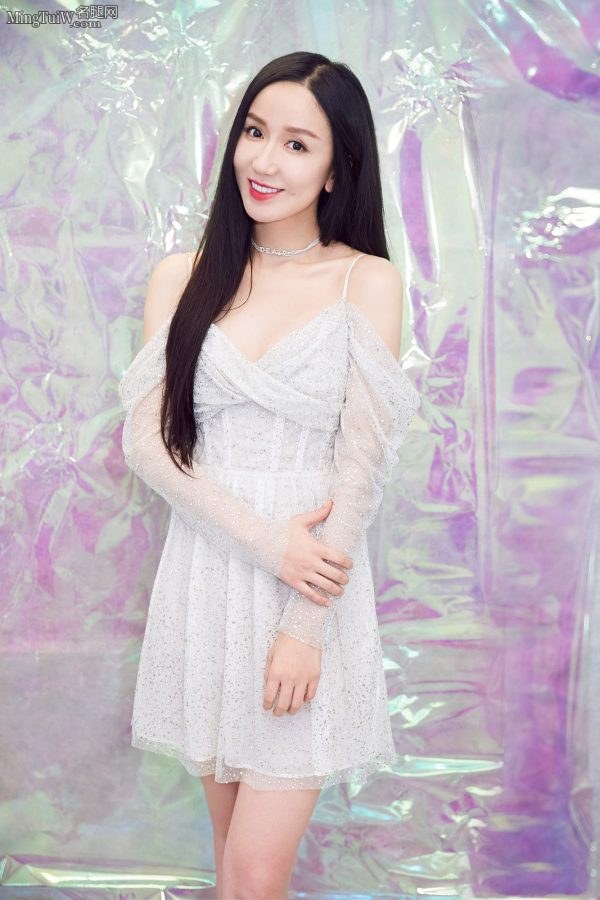 仙女下凡娄艺潇大秀精品洁白的玉腿(7/15)