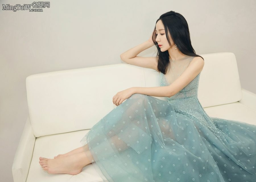 御姐“胡一菲”娄艺潇的小脚丫露的上瘾了(1/17)