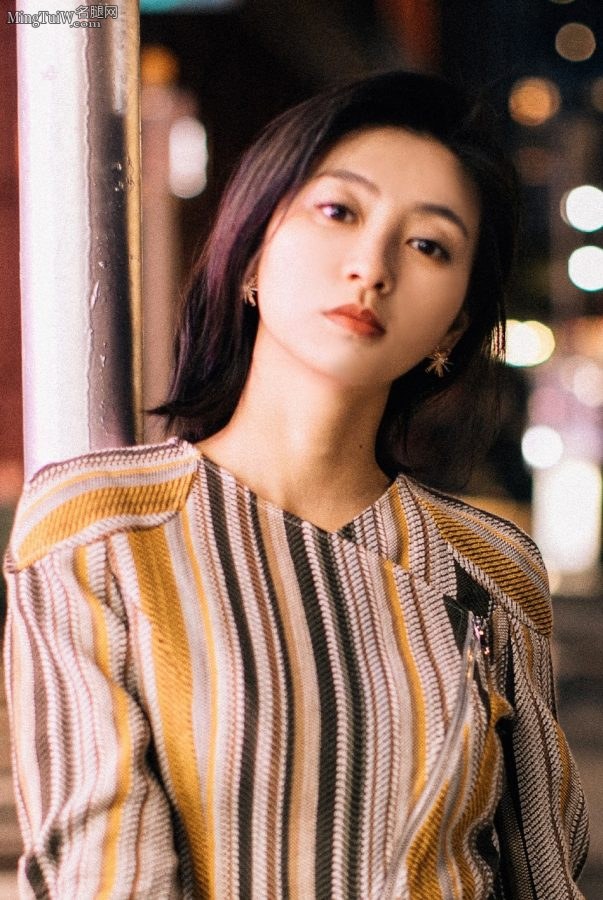 气质出众的女演员斓曦街头踩尖头高跟鞋拍写真(2/4)