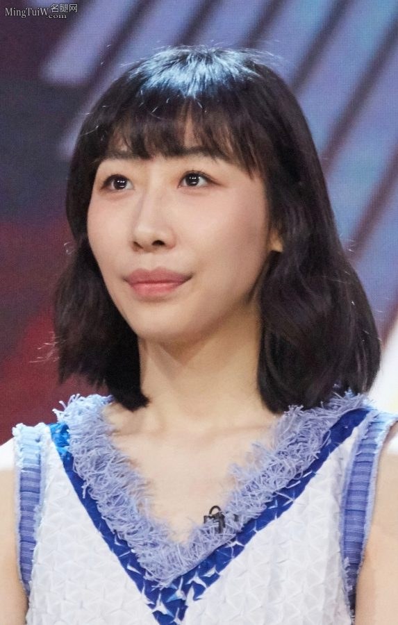 气质女演员任素汐参加综艺节目露腿(4/5)
