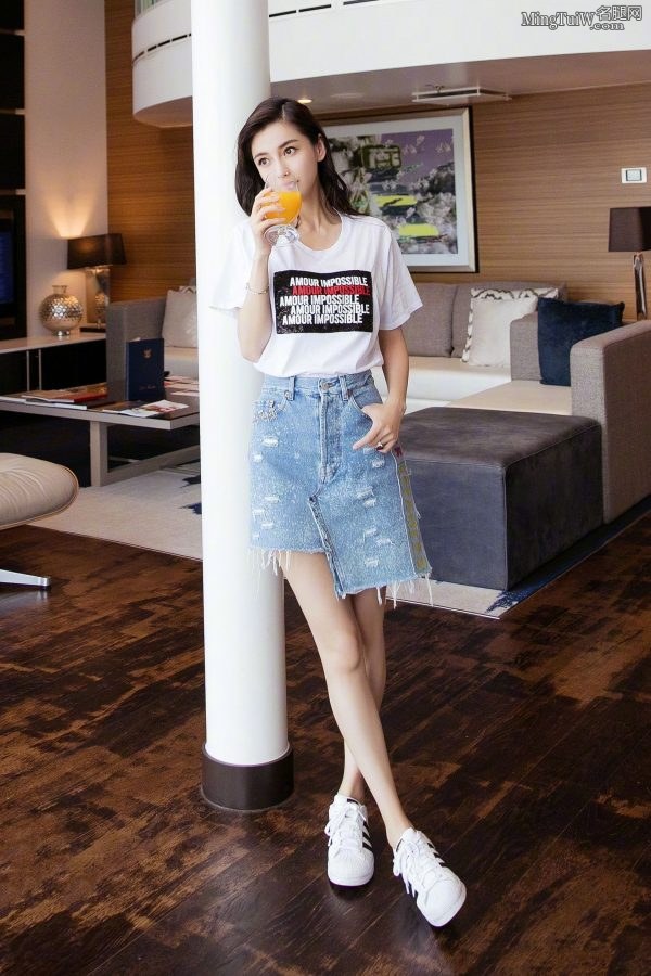 Angelababy杨颖露白皙美腿陪你在豪华游轮上玩尽兴(3/7)
