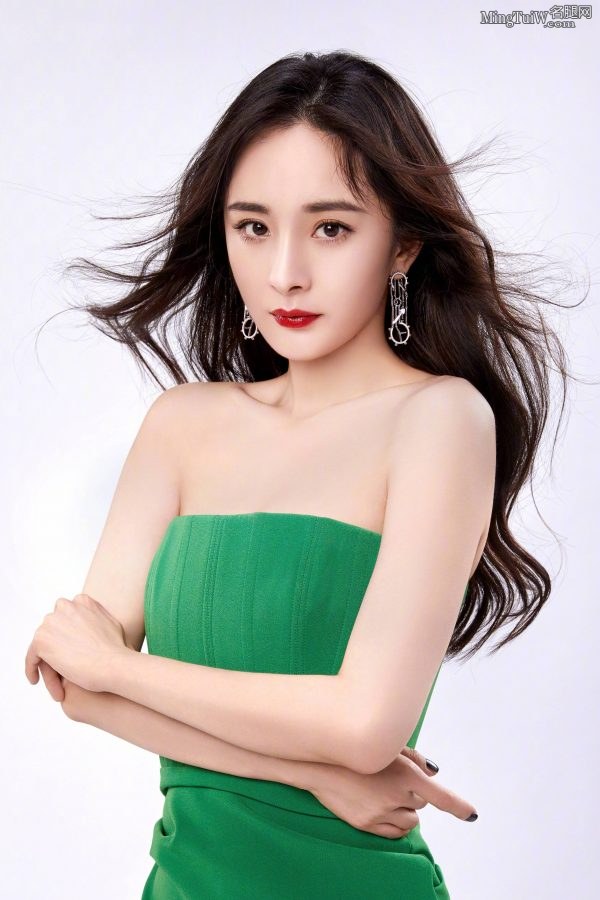 杨幂低胸绿裙大气写真抬起脚来让你看够(3/4)