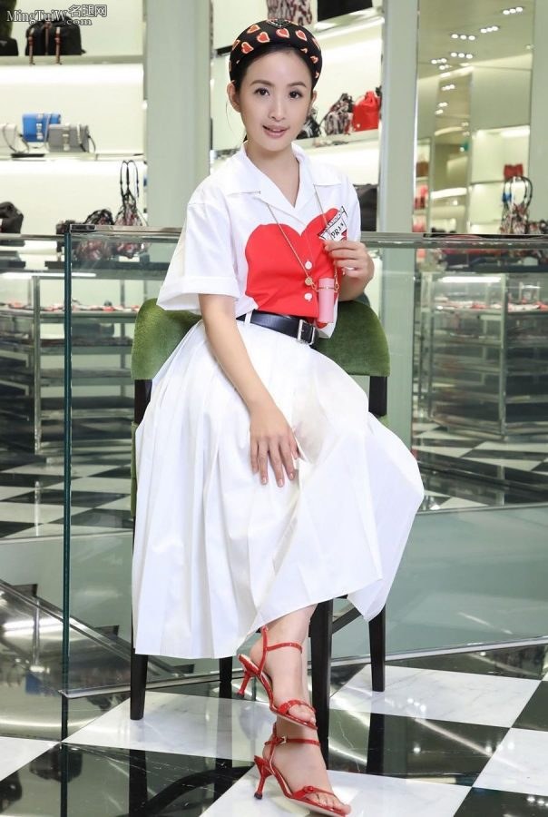 Ariel Lin looks cute and cute in red cool high heels(1/3)