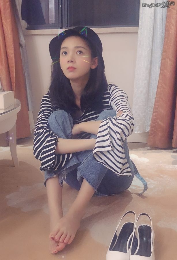 小丫头陈瑶光着脚丫子想什么呢(1/3)