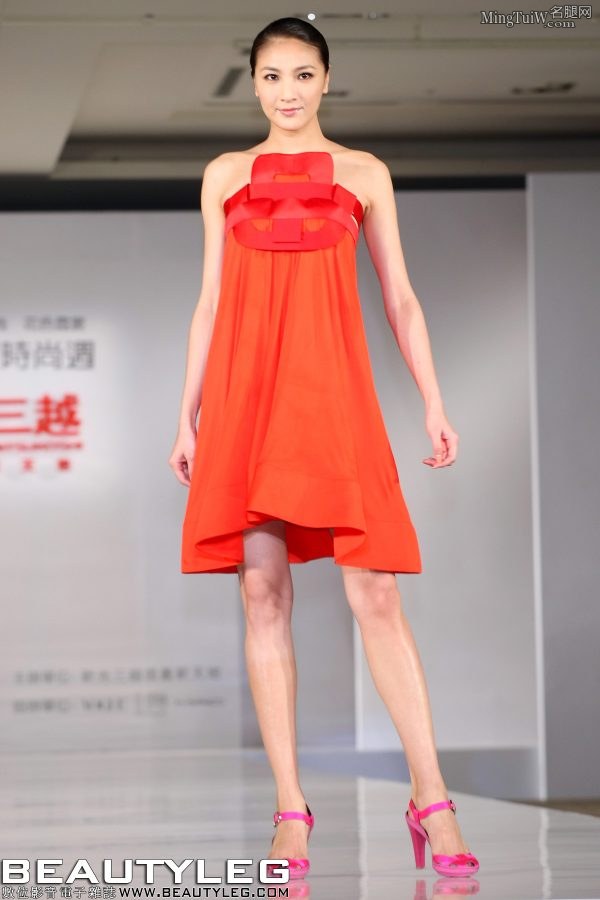 美腿女王陈思璇气质高贵红裙高跟走秀(3/9)