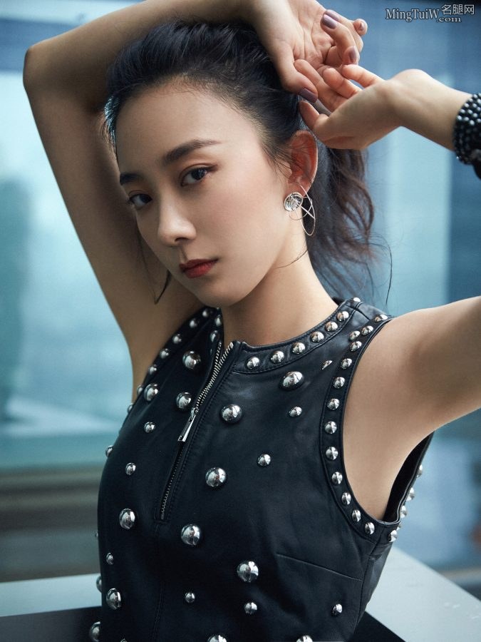 朱颜曼滋穿马丁靴大秀纤细笔直的美腿(8/10)