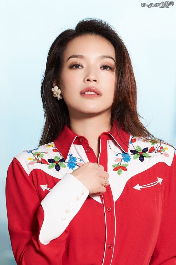 舒淇身穿红色长裙换了两双高跟鞋玉足美哭(2/9)