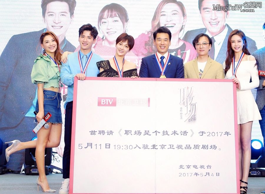 90后美女邱意浓白裙美腿大脚丫(7/8)