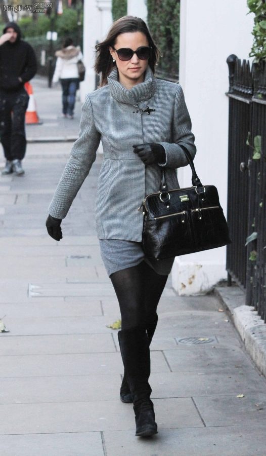 时髦的英国大姐姐Pippa Middleton冬天穿厚丝袜靴子外出（第2张/共18张）