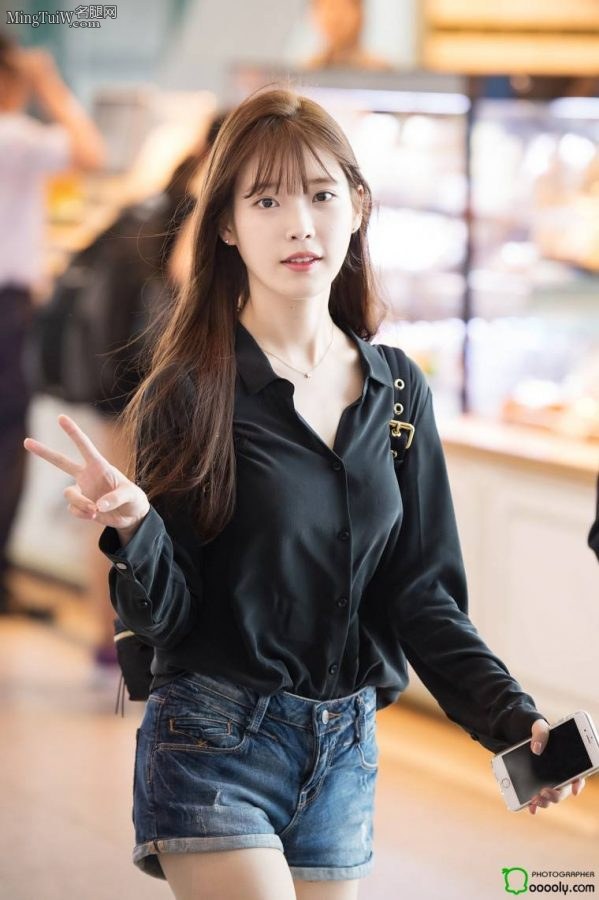 甜美的妹子李知恩牛仔热裤美腿(5/8)