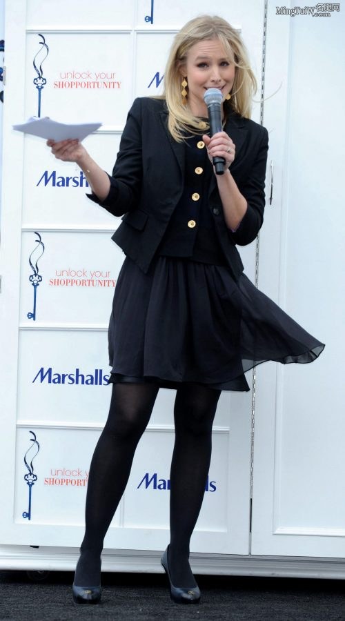 Blonde actress Kristen Bell wears black pantyhose on her legs(17/28)