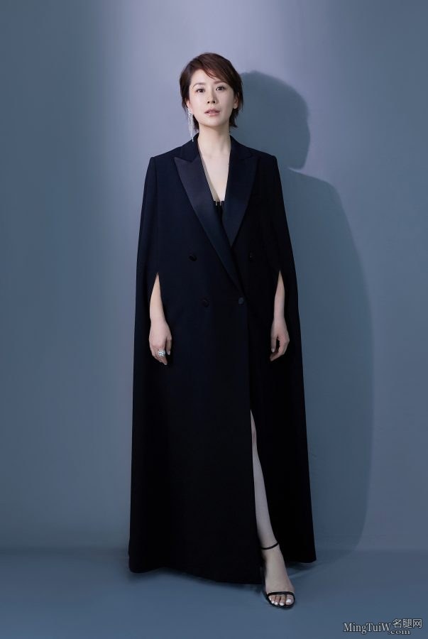 Hai Qing is wearing a black cloak and stretching out her white jade legs, mysterious and noble(2/6)
