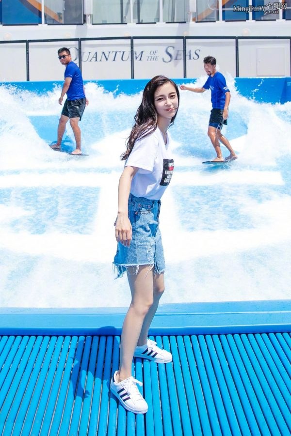 Angelababy杨颖露白皙美腿陪你在豪华游轮上玩尽兴(2/7)