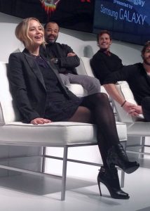 大表姐Jennifer Lawrence厚黑丝袜细跟短靴翘二郎腿+街拍