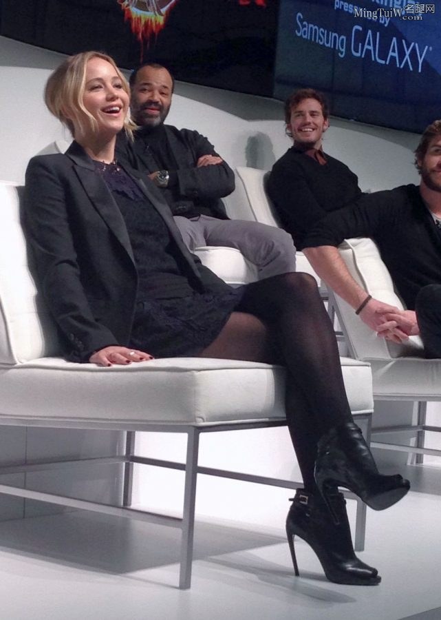大表姐Jennifer Lawrence厚黑丝袜细跟短靴翘二郎腿+街拍（第1张/共29张）