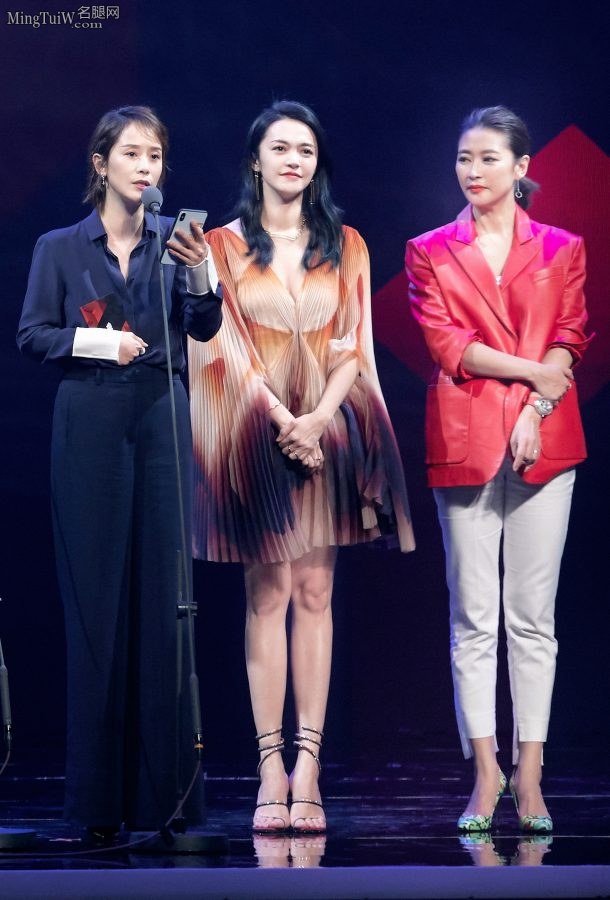 红唇诱人女星姚晨大秀长腿美足(5/7)