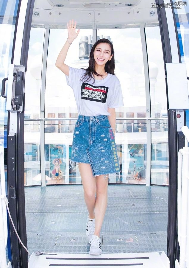 Angelababy杨颖露白皙美腿陪你在豪华游轮上玩尽兴(1/7)