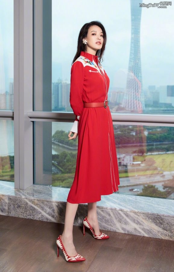舒淇身穿红色长裙换了两双高跟鞋玉足美哭(1/9)